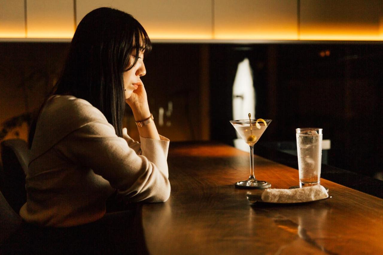 فندق كانازاوا طوكيو كانازاوَ المظهر الخارجي الصورة A woman sitting at a bar