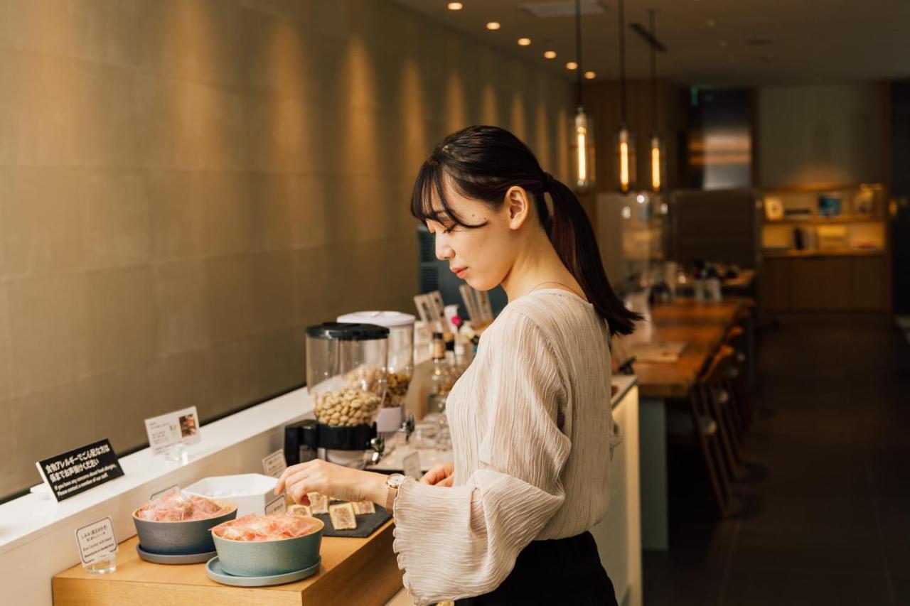 فندق كانازاوا طوكيو كانازاوَ المظهر الخارجي الصورة A woman working in a restaurant