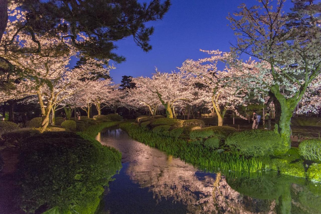 فندق كانازاوا طوكيو كانازاوَ المظهر الخارجي الصورة Cherry blossoms at night