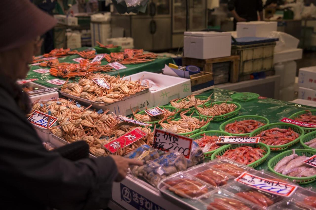 فندق كانازاوا طوكيو كانازاوَ المظهر الخارجي الصورة Dried shrimp at a market in Japan