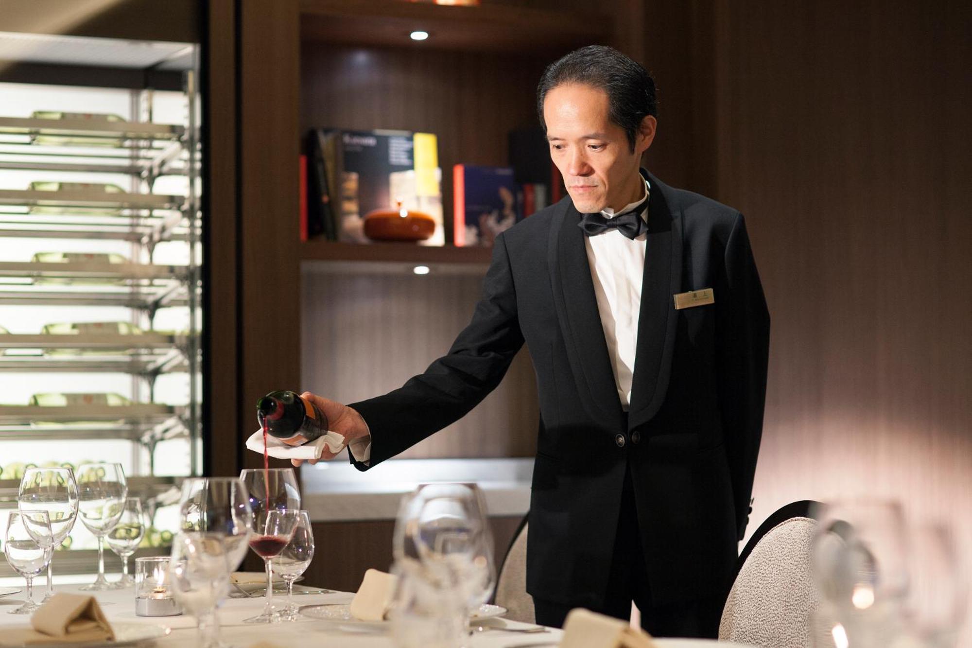 فندق كانازاوا طوكيو كانازاوَ المظهر الخارجي الصورة A butler at the Mandarin Oriental, Tokyo